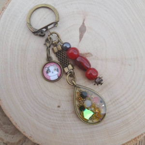 Brelok z motywem kota w szklanym kaboszonie