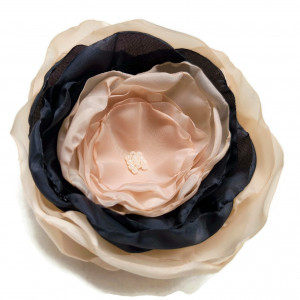 Broszka beżowa z  czarnym kwiatek 10 cm