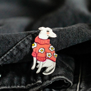 Broszka biały pies w różowym swetrze w kwiaty