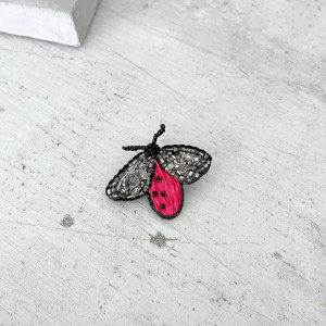 Broszka BZYK 28 haftowana przypinka z koralikami owady