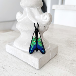 Broszka ĆMA 40 haftowana przypinka z koralikami owady