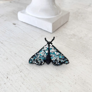 Broszka ĆMA 43 haftowana przypinka z koralikami owady