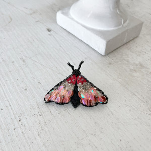 Broszka ĆMA 45 haftowana przypinka z koralikami owady