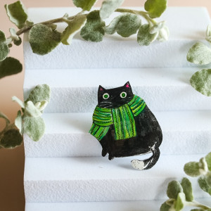 Broszka czarny kot w zielonym szaliku