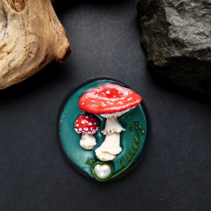 Broszka „Dwa muchomory z perłą”