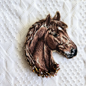 Broszka haftowana Koń