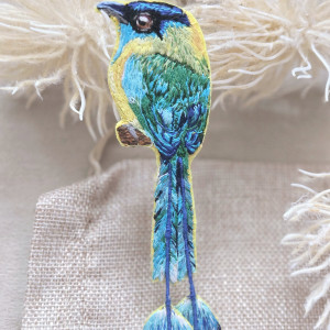 Broszka haftowana Ptaszek momot