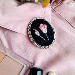 Broszka haftowana ręcznie Magnolie wieczorową porą