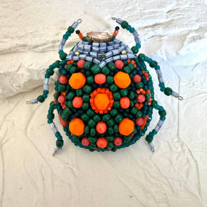 Broszka Kolorowy żuczek z koralików