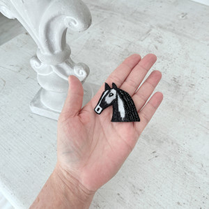 Broszka KOŃ 2 ręcznie haftowana przypinka rękodzieło