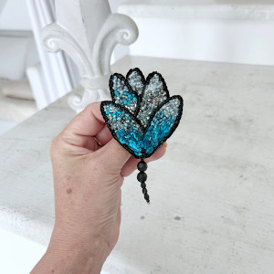 Broszka KWIAT 2 haftowana przypinka z koralikami kwiaty