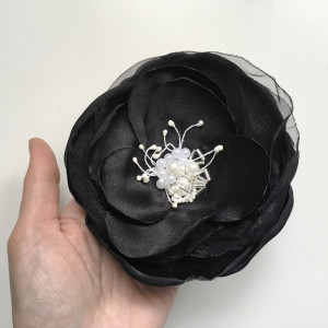 Broszka kwiat czarna dekoracyjna