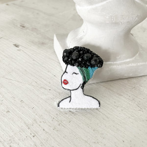 Broszka LADY 7 haftowana przypinka z koralikami kobieta