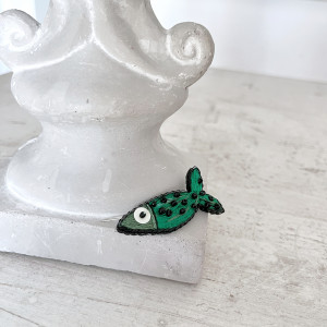 Broszka mini RYBKA 13 ręcznie haftowana przypinka rękodzieło śledzik