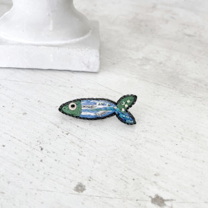 Broszka mini RYBKA 8 ręcznie haftowana przypinka rękodzieło śledzik