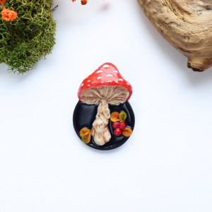 Broszka „Muchomor z koralami”