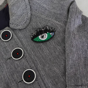 Broszka OKO 2 haftowana przypinka z koralikami