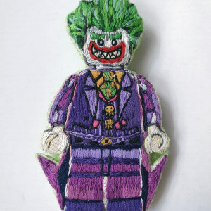 Broszka, przypinka ręcznie haftowana Joker