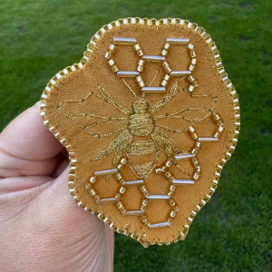 Broszka Pszczoła i plaster miodu