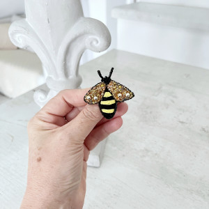 Broszka PSZCZÓŁKA 5 haftowana przypinka z koralikami owady