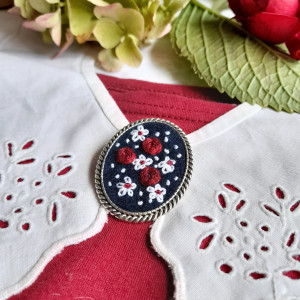 Broszka Różana rabatka bordo