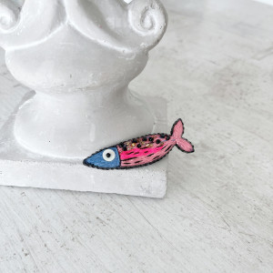 Broszka RYBKA 40 ręcznie haftowana przypinka rękodzieło śledzik