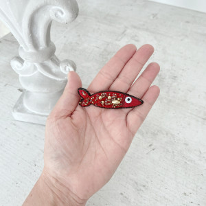 Broszka RYBKA 41 ręcznie haftowana przypinka rękodzieło śledzik