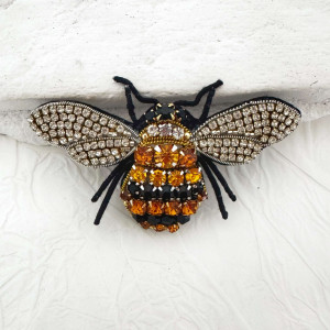 Broszka trzmiel ręcznie haftowana kryształkami