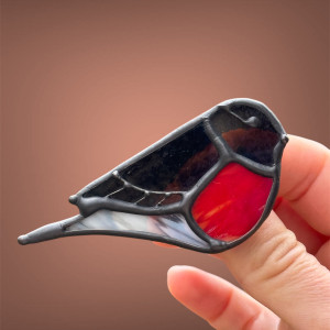 Broszka witrażowa ptak Gil Witraż w stylu Tiffany