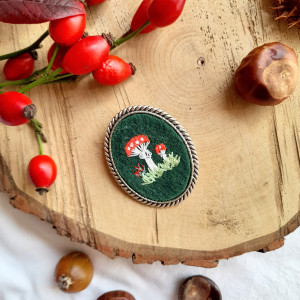 Broszka z haftem Muchomorki