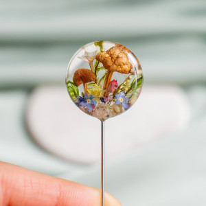 Broszka z leśną kompozycją