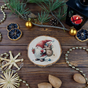 Brzozowa podkładka pod kubek, świąteczna zawieszka - krasnal