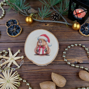 Brzozowa podkładka pod kubek, świąteczna zawieszka - zimowa kapibara