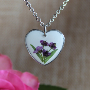 Bukiet kwiatowy fioletowy w sercu serduszko naszyjnik