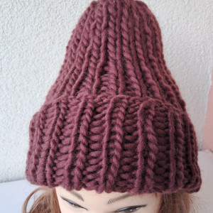 Burgundowa czapka z welny peruwianskiej.