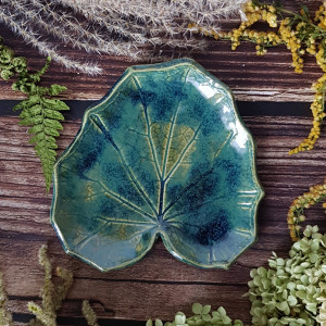 Ceramiczny liść w malarskiej zieleni