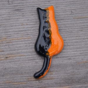 Ceramiczny magnes kot czarny z pomarańczą