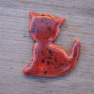 Ceramiczny magnes kot czerwony