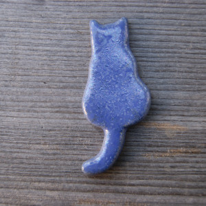Ceramiczny magnes kot niebieski kryształ