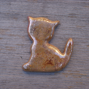Ceramiczny magnes kot stare złoto