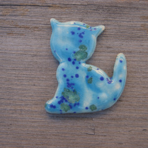Ceramiczny magnes kot turkusowy w kolorowe łaty