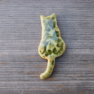 Ceramiczny magnes kot zielony stempel