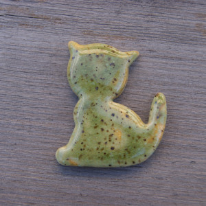 Ceramiczny magnes kot zielony w kropki
