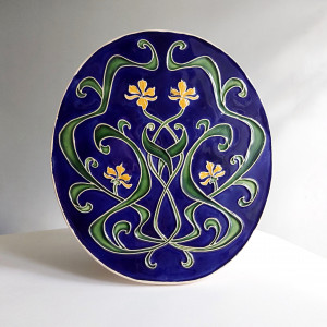 Ceramika dekoracyjna z secesyjnymi kwiatami