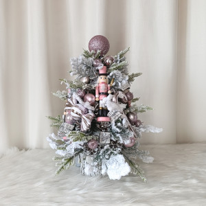 Choinka z szyszek chmielu dziadkami. Dekoracja bożonarodzeniowa LED