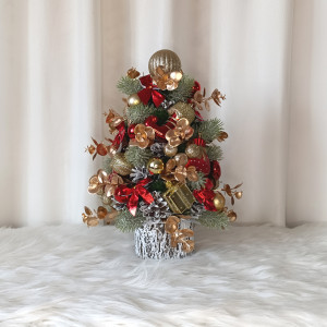 Choinka z szyszek z kokardkami. Dekoracja na Boże Narodzenie LED