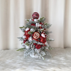 Choinka z szyszek z Mikołajami. Dekoracja na Boże Narodzenie