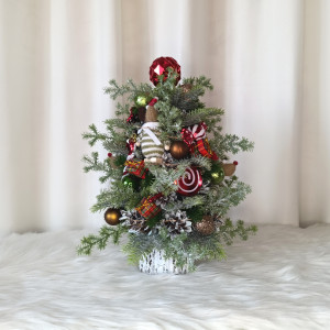 Choinka z szyszek z reniferami. Stroik świąteczny ze światełkami