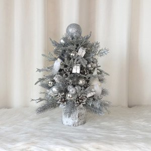 Choinka z szyszek ze skrzatami. Srebrna. Stroik świąteczny LED