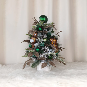 Choinka z szyszek ze zwierzętami. Stroik świąteczny LED